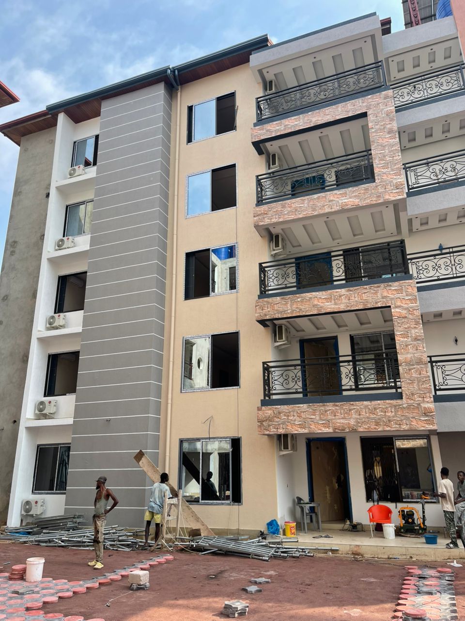 Équipe GTK Construction sur un chantier à Kinshasa